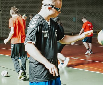 Das Foto zeigt die inklusive Handball Mannschaft, die Turnados, der TS Durlach.