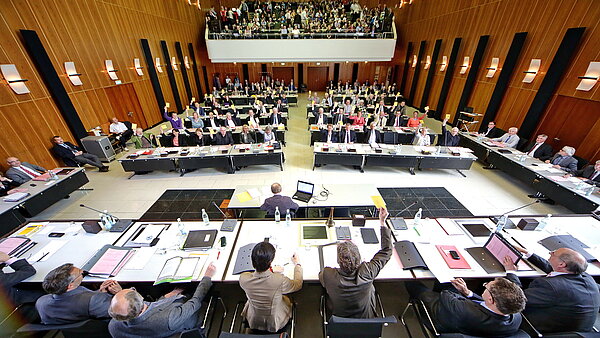Blick von der Bürgermeisterbank in den Gemeinderatssaal im Jahr 2013.