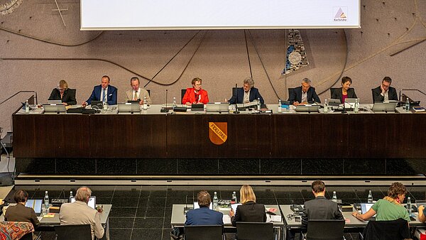 Gemeinderatsfraktionen und Bürgermeisterbank während der Gemeinderatssizung