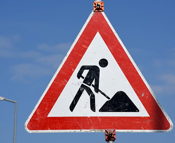 Verkehrsschild, das auf eine Baustelle hinweist.