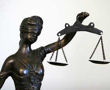 Zu sehen ist eine Statur der Justitia, der römischen Göttin der Gerechtigkeit. 