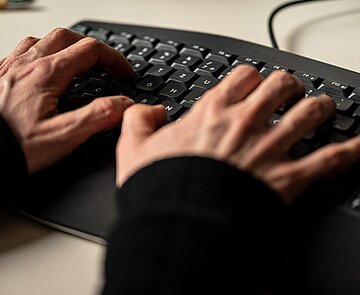 Hände auf einer Tastatur
