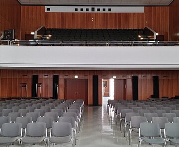 Bürgersaal im Rathaus, Reihenbestuhlung mit Tribüne
