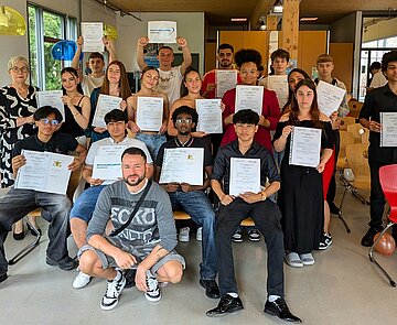 Neuntklässler der Karlsruher Werner-von-Siemens Werkrealschule mit Urkunde von Star Care 