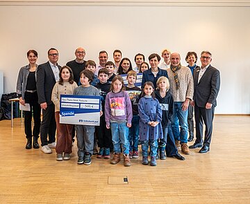 Karlsruher Gewinnerschulen mit Vertretern der Wirtschaftsstiftung Südwest