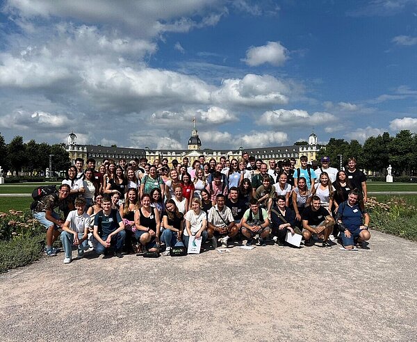 Die neuen Auszubildenden der Stadt vor dem Schloss.