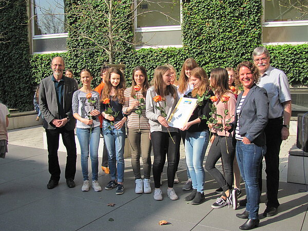 Klasse des St. Dominikus Mädchengynasiums mit Bürgermeister Klaus Stapf und Lehrerin Wittek