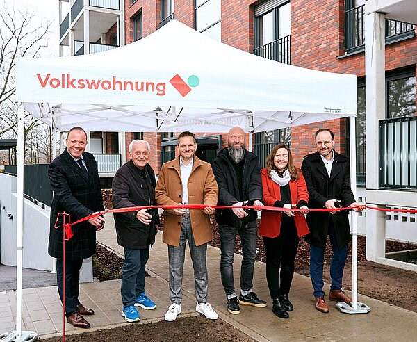Feierlicher Banddurchschnitt: Baubürgermeister Daniel Fluhrer, Gerhard Repple (Bürgerverein Nordweststadt), Stefan Storz, Geschäftsführer der Volkswohnung, Dipl.-Ing. Matthias Brennfleck (Volksbau Architekten), Annette Lehn (Volkswohnung) und Bernhard Bauer (Diringer & Scheidel) (v.l.) 