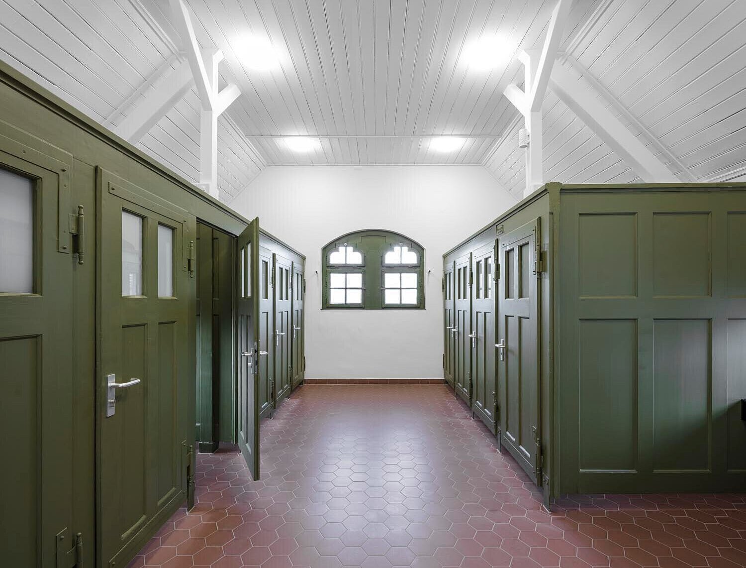 Sechseckige bauzeitliche Bodenfliesen und Fenster