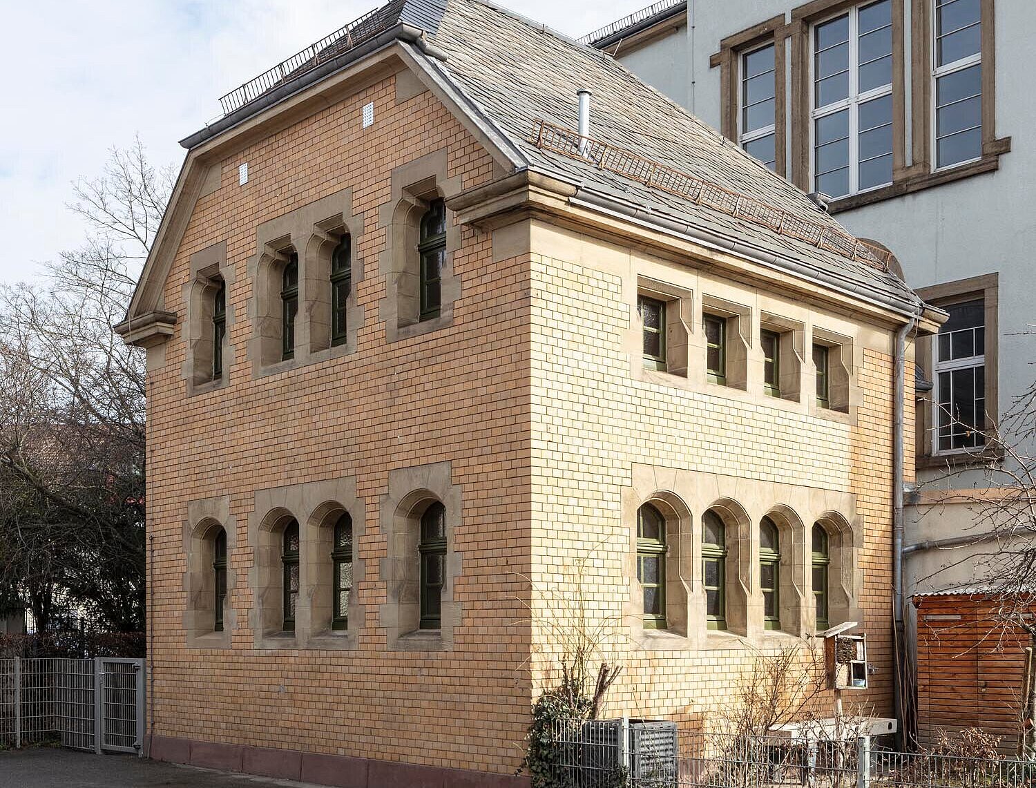 Die Eckansicht zeigt die Ästhetik der Fassade