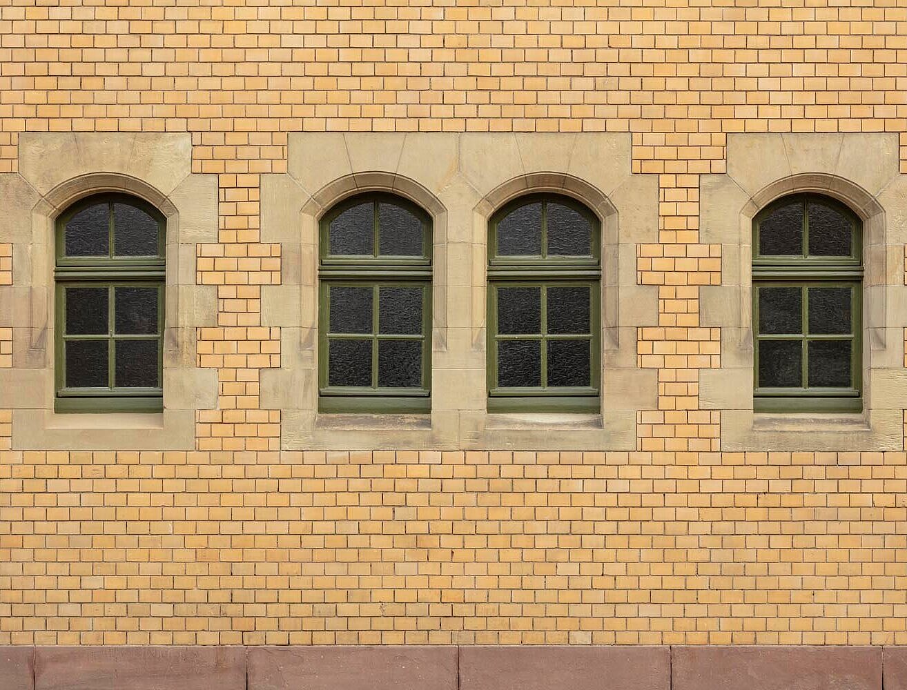 Eine Nahaufnahme zeigt Fassade und bauzeitliche Fenster