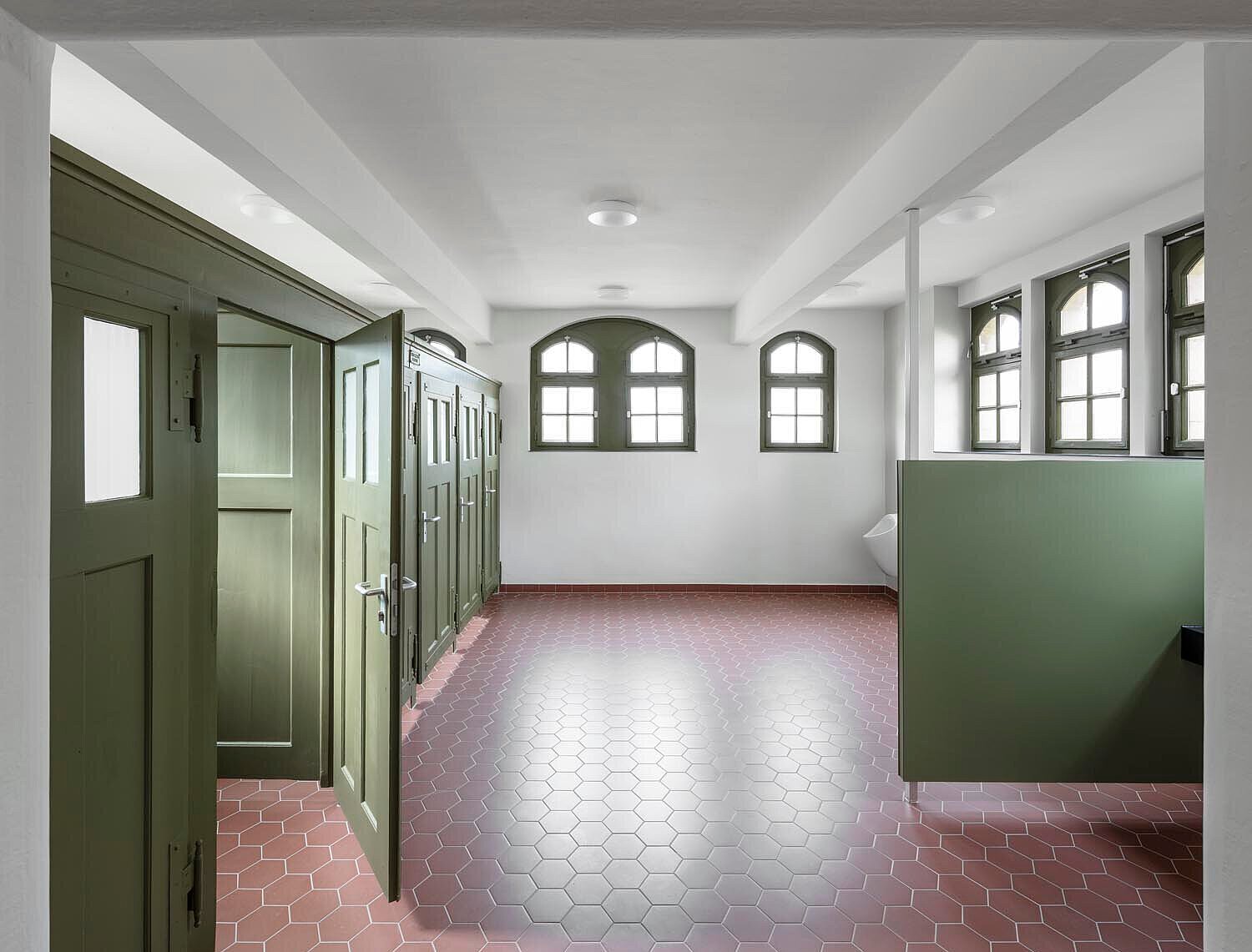 Sechseckige Bodenfliesen, Fenster und Trennwände