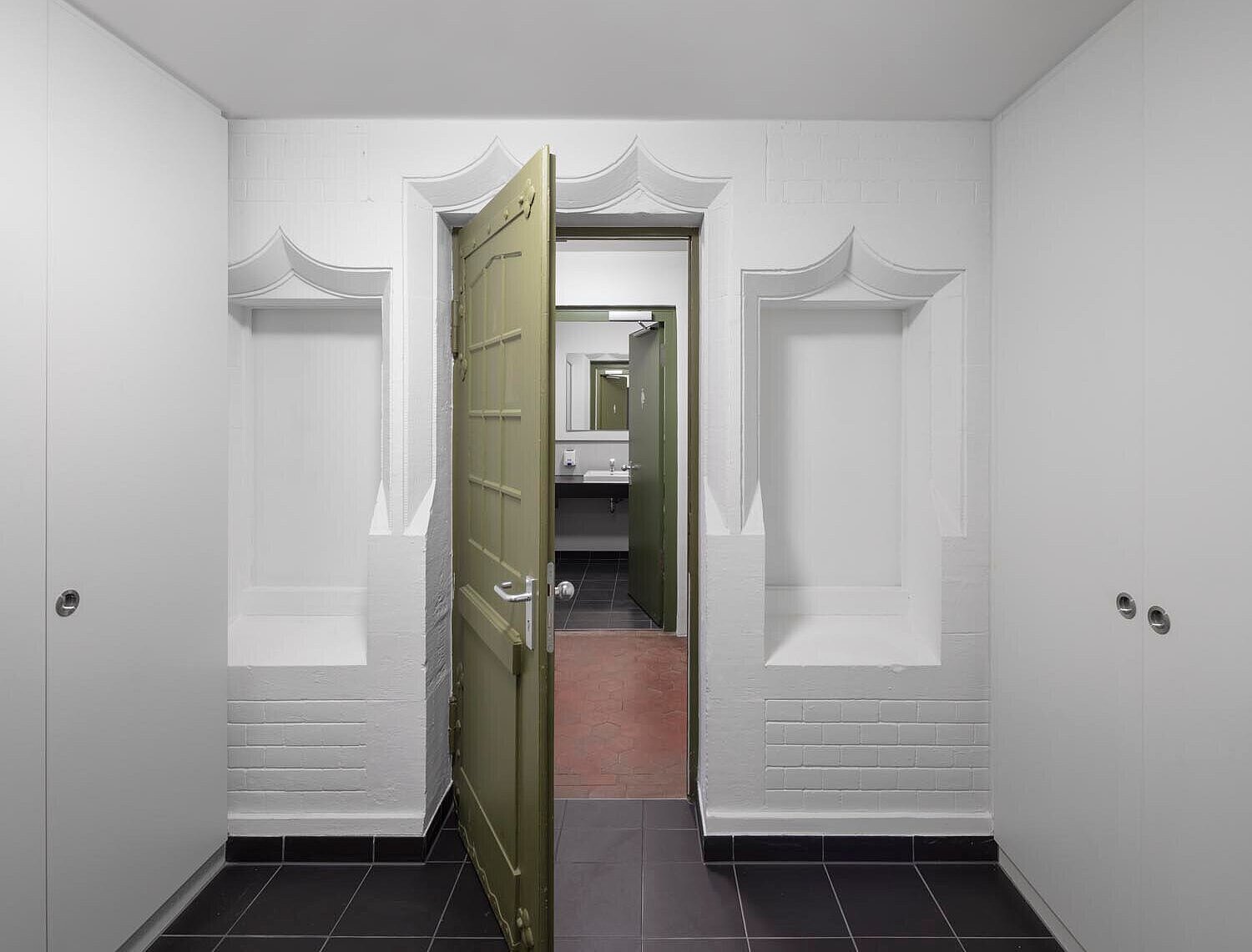 Bauzeitliche Innenfassade und Türen