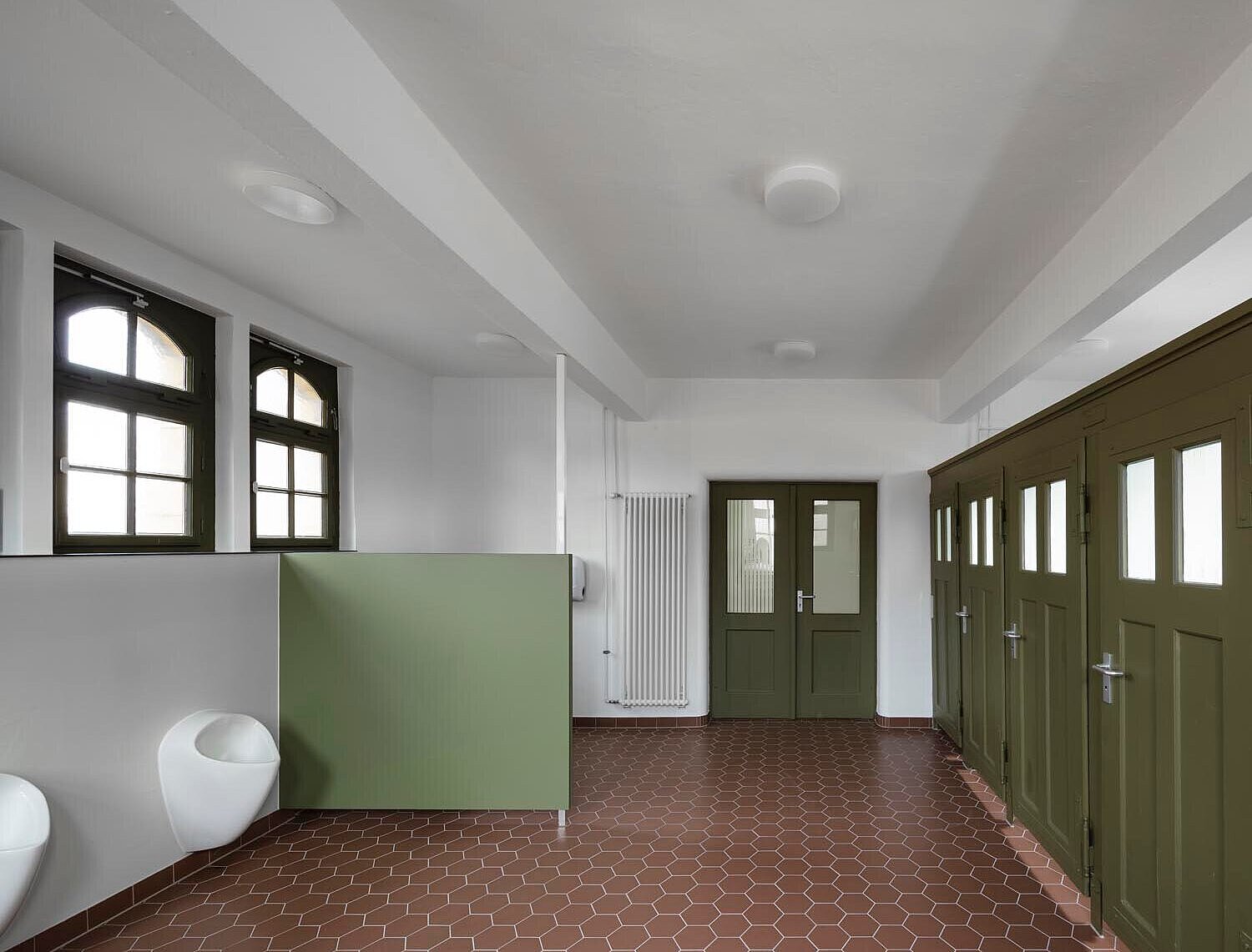 Urinale in der Herrentoilette