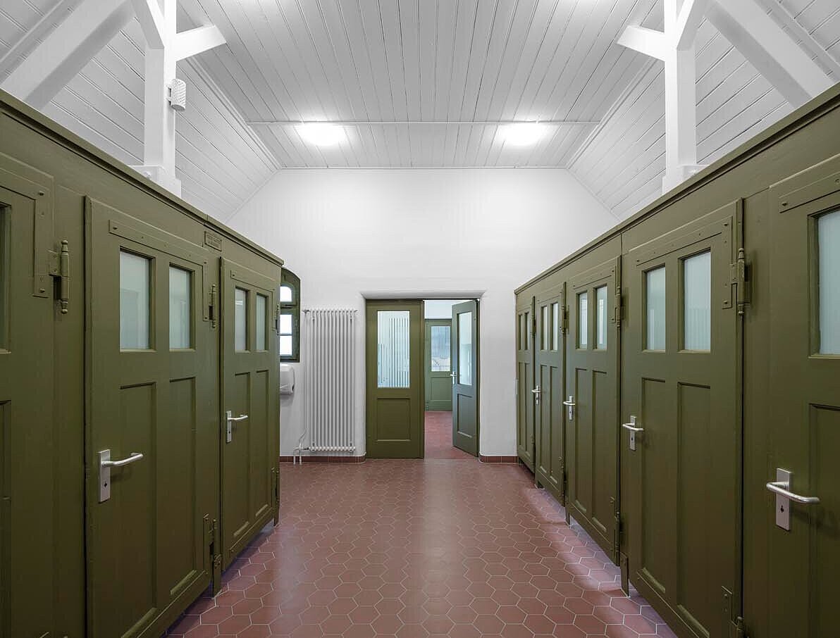 WC-Trennwände in farblicher Abstimmung und neuem Anstrich