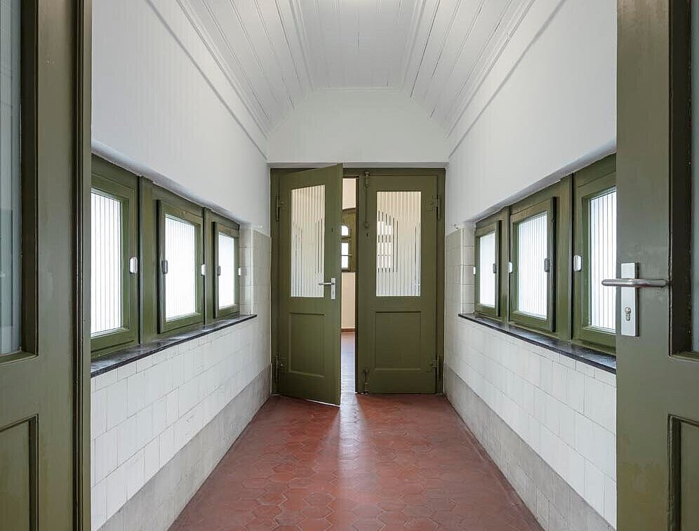 Sechseckige bauzeitliche Bodenfliesen im Flur