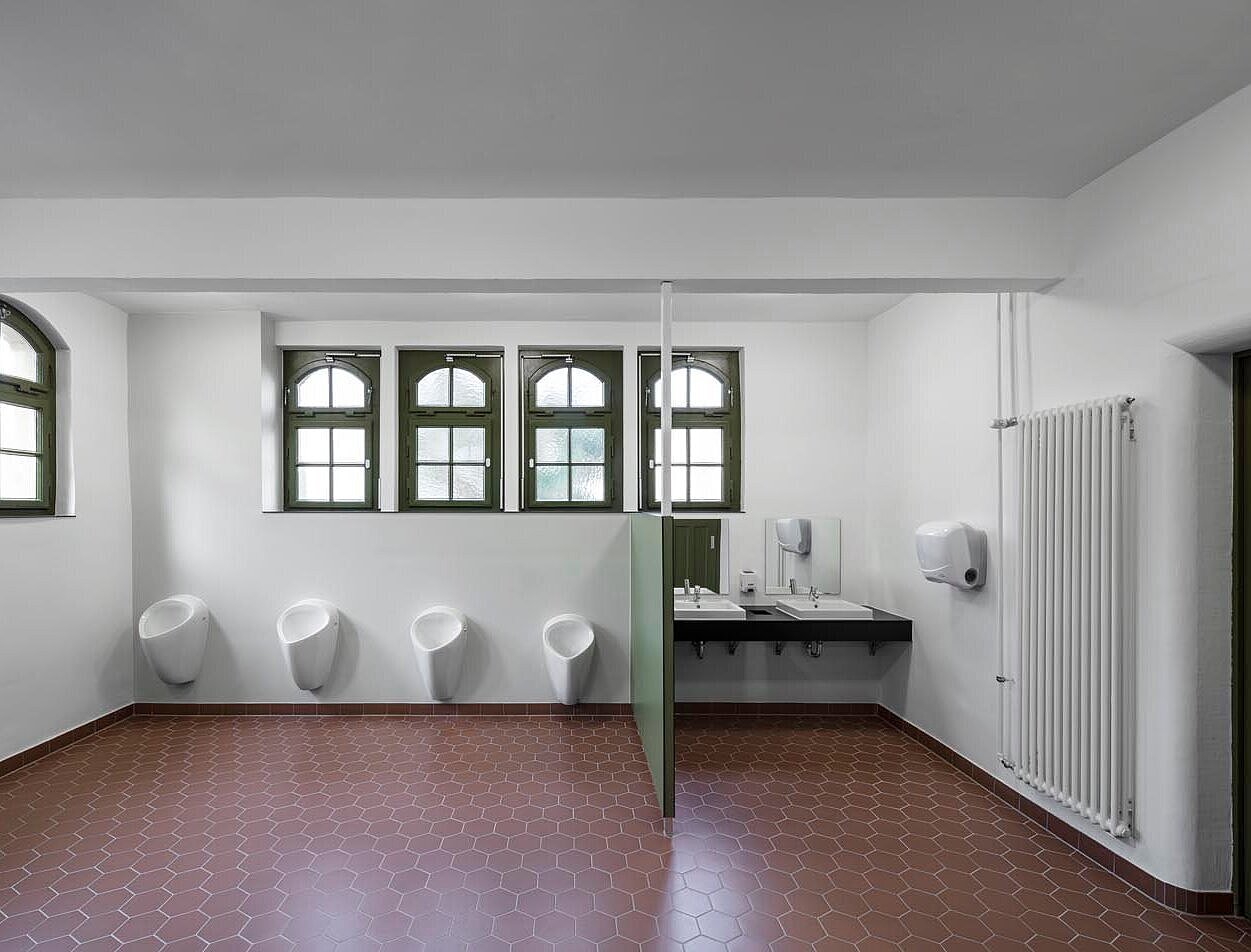 Bauzeitliche Fenster und moderne Sanitärobjekte