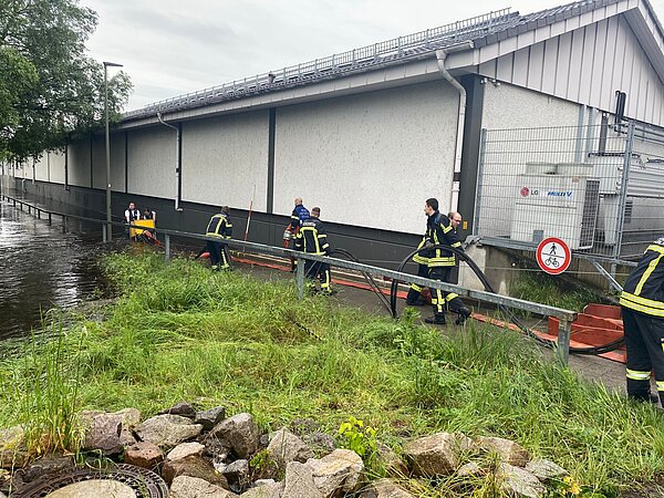 Die Feuerwehr Karlsruhe, Abteilung Neureut, im Einsatz in Wörth