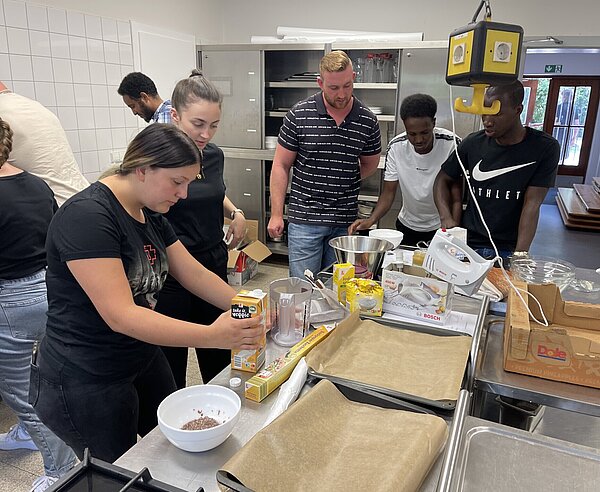 Städtische Auszubildende kochen gemeinsam beim "Blick über den Tellerrand".