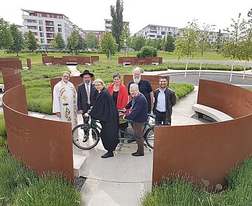 Das Foto zeigt den Garten der Religionen