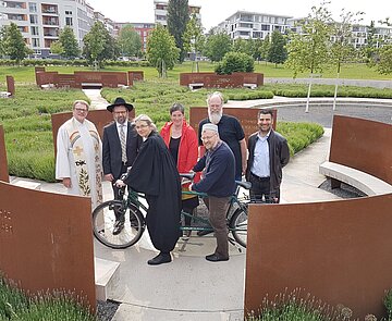Das Foto zeigt den Garten der Religionen