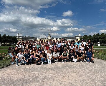 Die neuen Auszubildenden der Stadt vor dem Schloss.