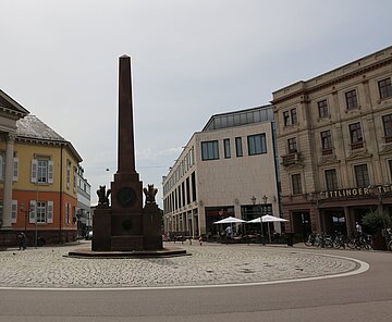 Abbildung der Verfassungssäule Rondellplatz