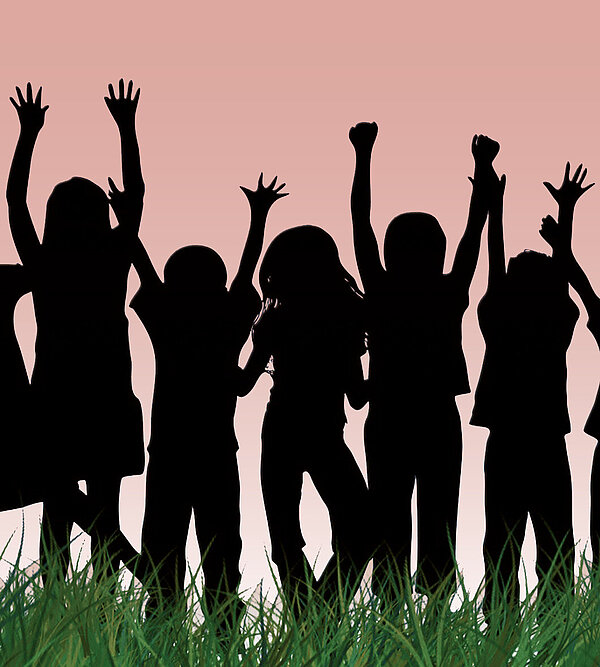 Silhouette mit Kindern, die in die Luft springen