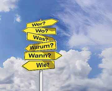 Schilderbaum als Wegweiser