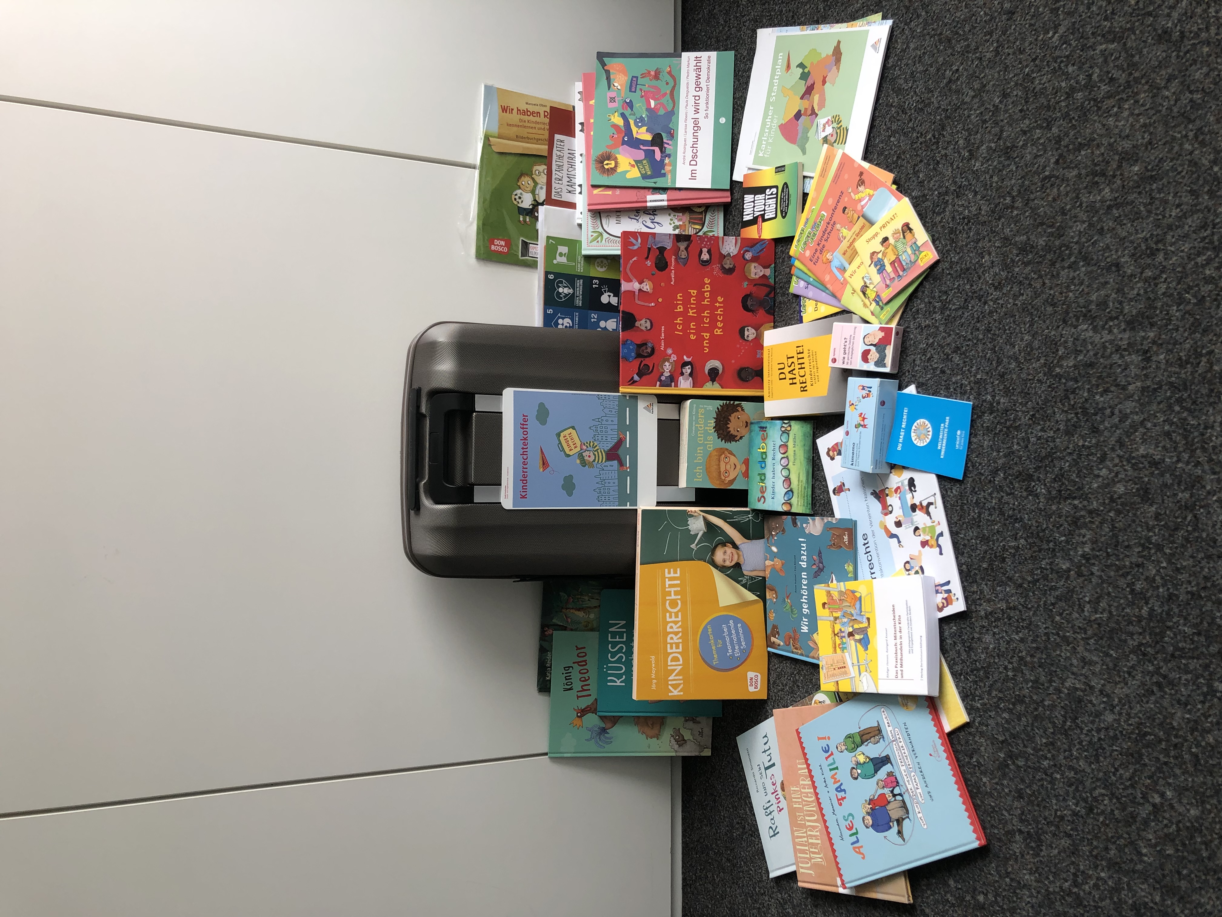 Der Kinderrechtekoffer und alle Materialien die sich darin befinden