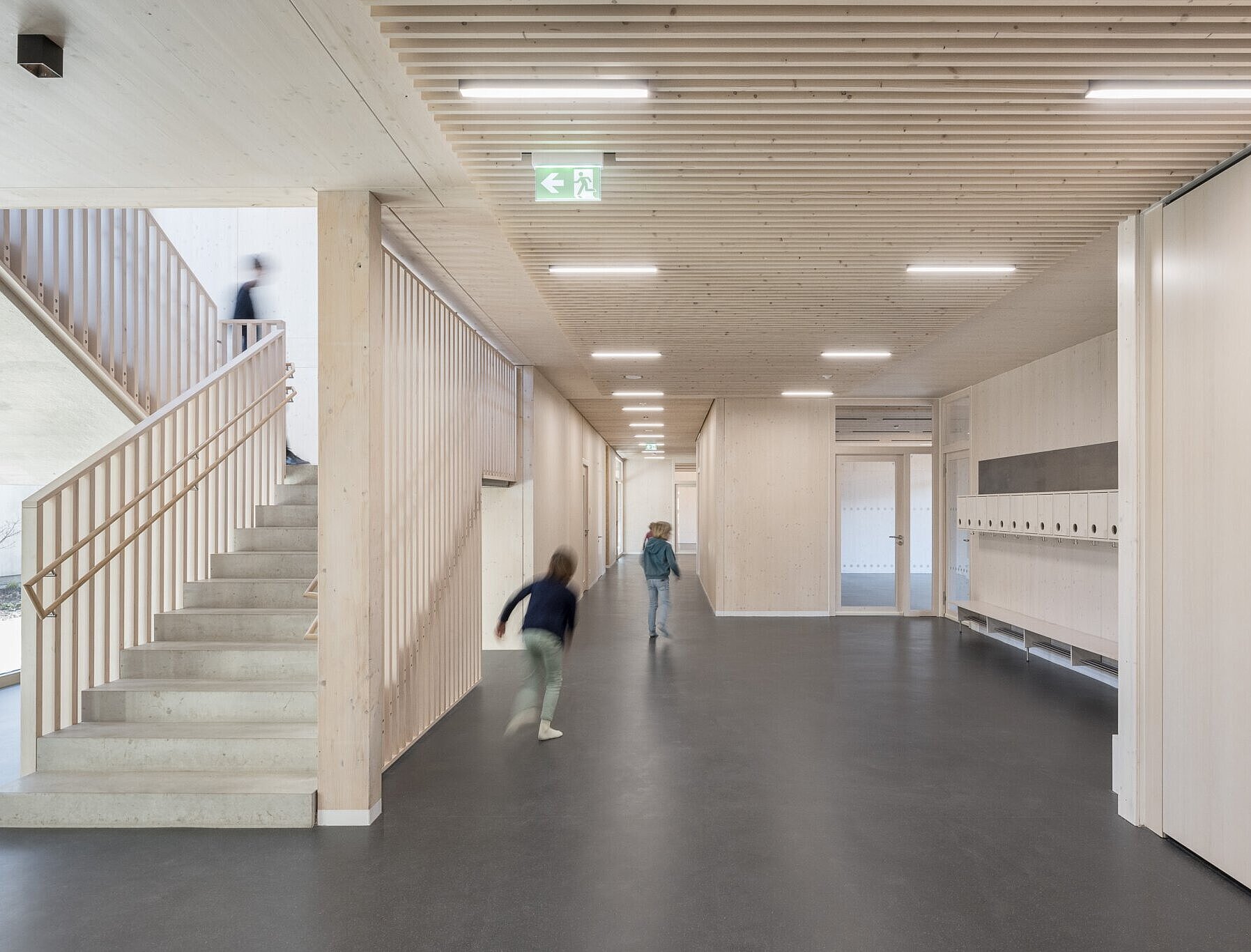 Neuer Eingangsbereich und Holztreppe