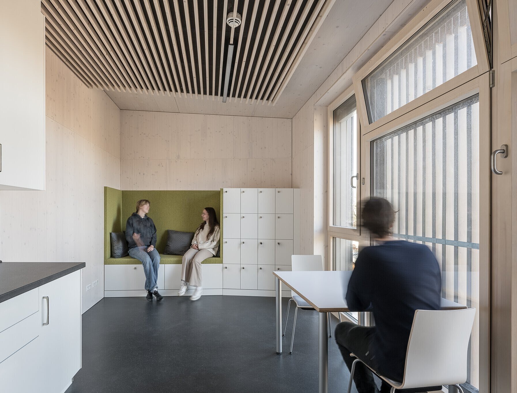 Aufenthaltsraum mit Küche und Sitzgelegenheiten 