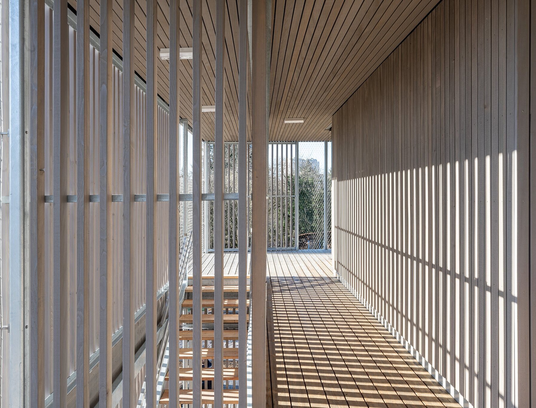 Holz-Loggia im Außenbereich des Obergeschosses