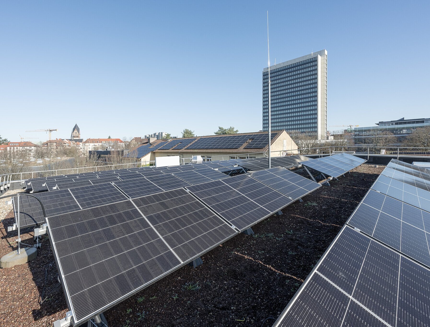 Alte und neue Dachflächen tragen Photovoltaikmodule 