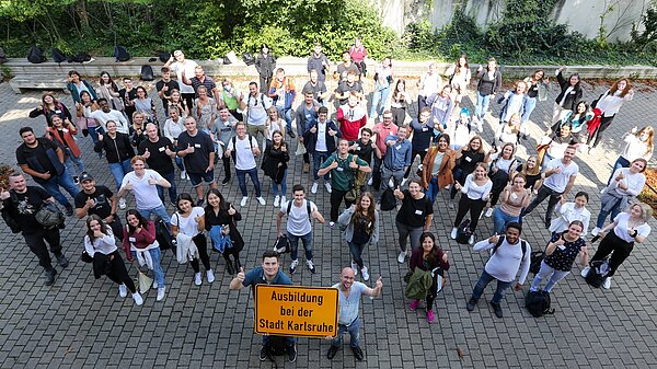 Viele Auszubildenden stehen im Hof