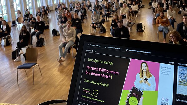 Monitor auf dem Tisch