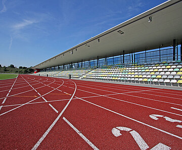 Blick von der Tartanbahn zur überdachten Tribüne.