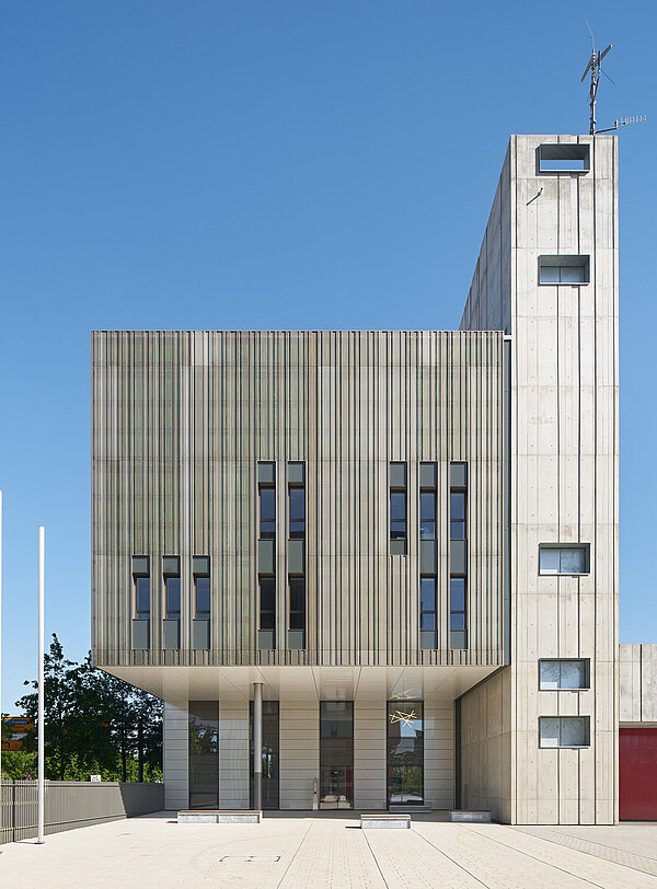 Zu sehen ist die Nordfassade mit dem Eingangsbereich der Hauptfeuerwache.