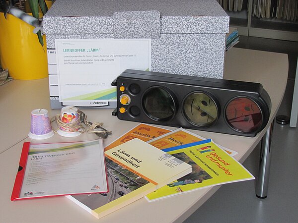 Lerntasche mit Inhalt und Lärmampel