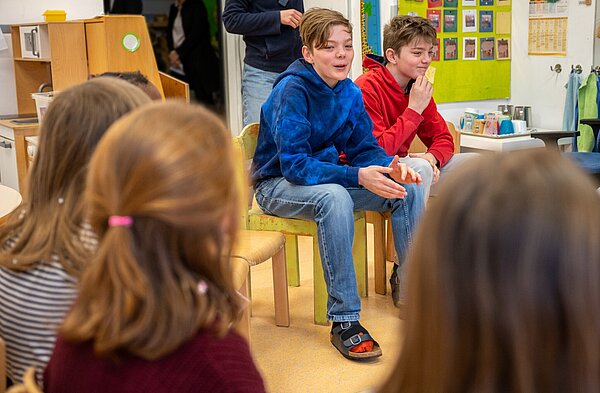 Die Boys-Day-Praktikanten Niro (links) und Lean Jakel.