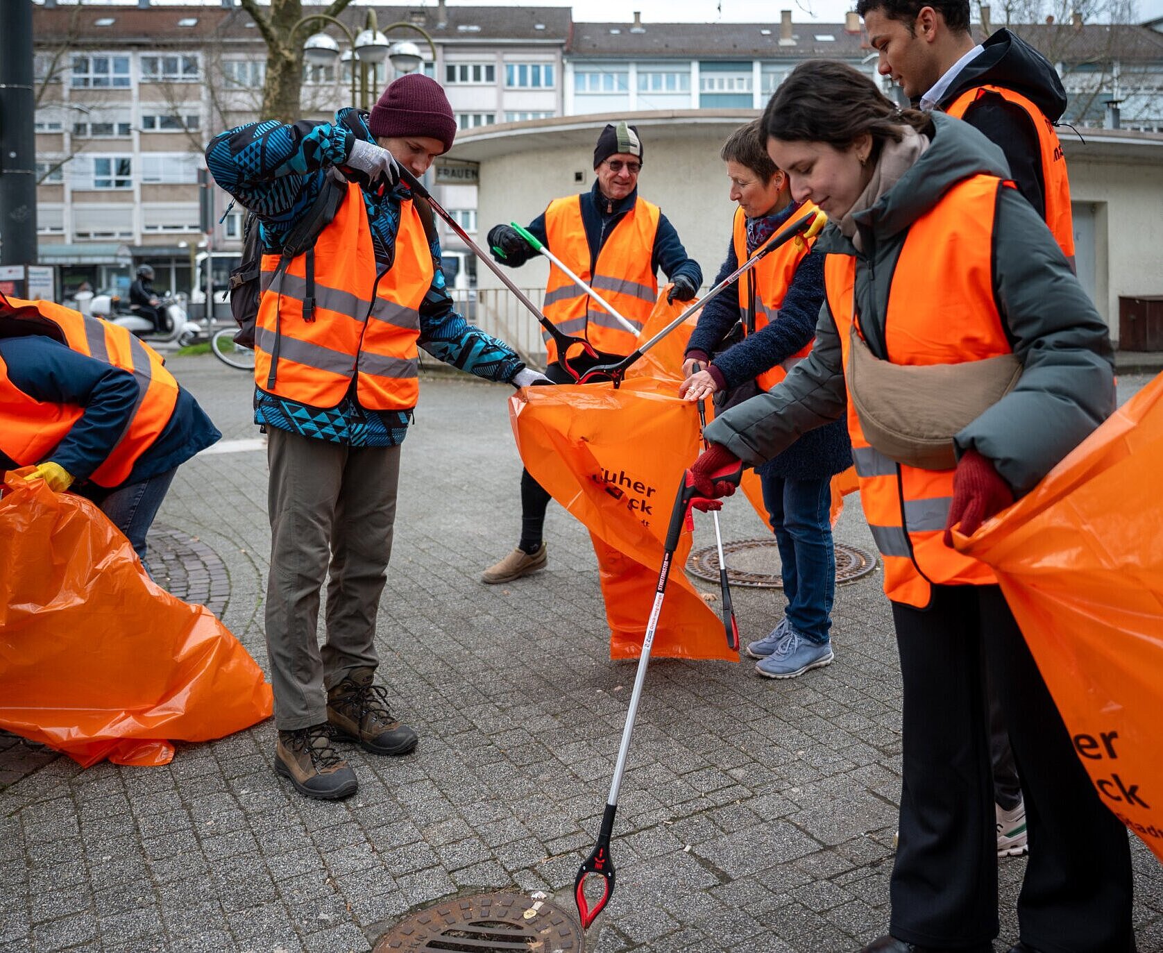 Ehrenamtliche Helferinnen und Helfer bei der Eröffnungsputzete in Mühlburg