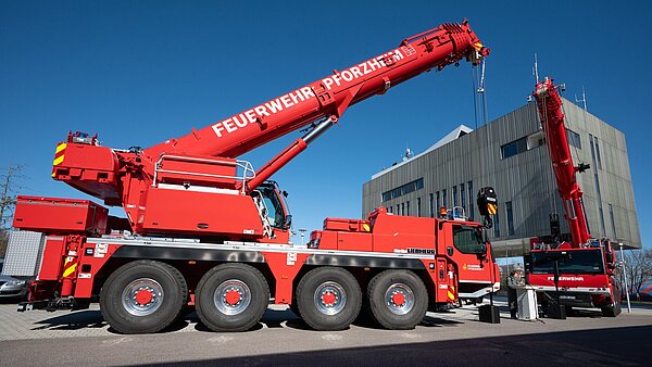 Kranwagen der Karlsruher und Pforzheimer Berufsfeuerwehren 