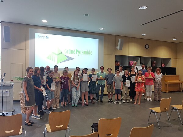 Preisverleihung Grüne Pyramide aller Preisträger*innen mit Pyramiden und Urkunden