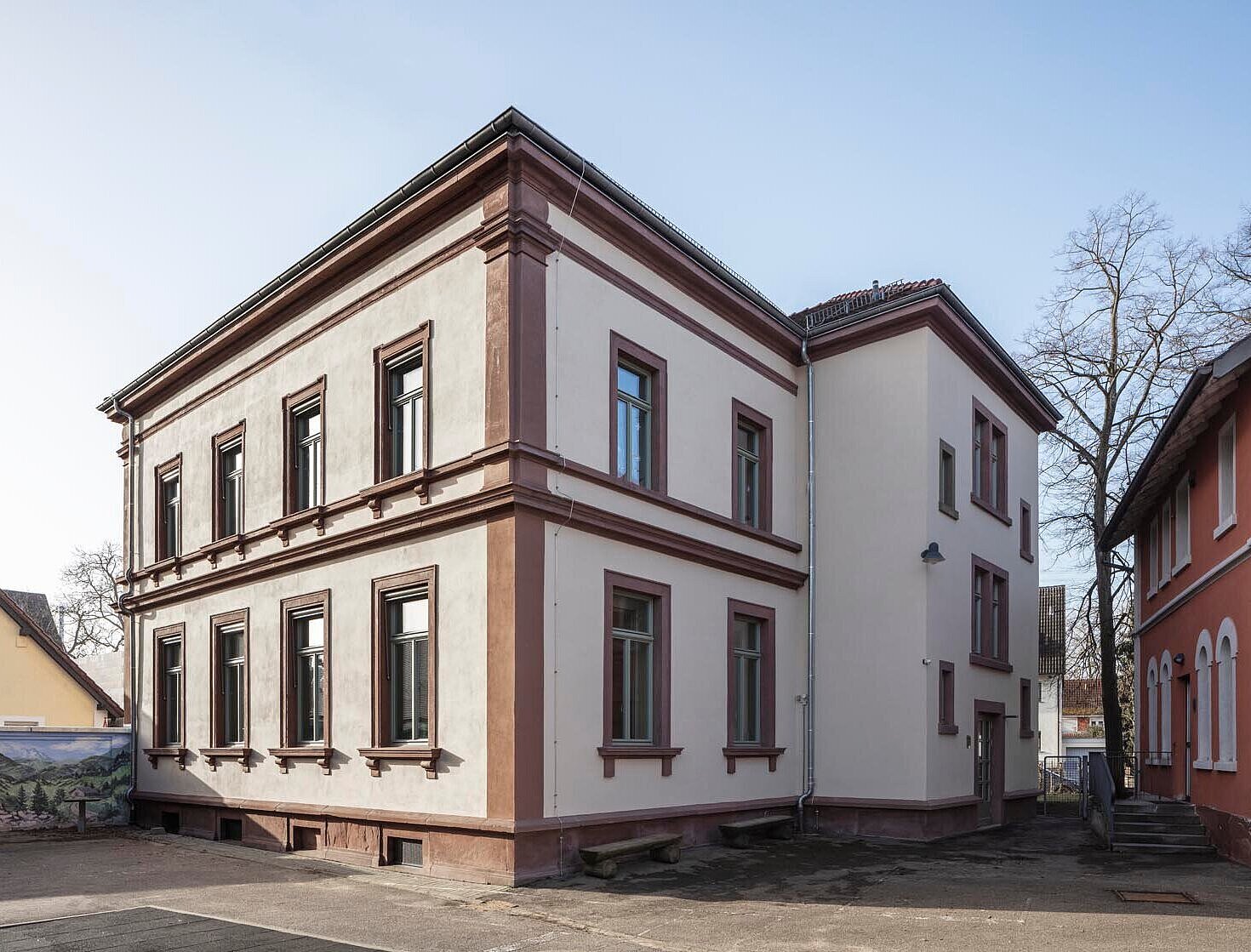 Nordostansicht der sanierten Sandsteinfassade mit neuen Fenstern