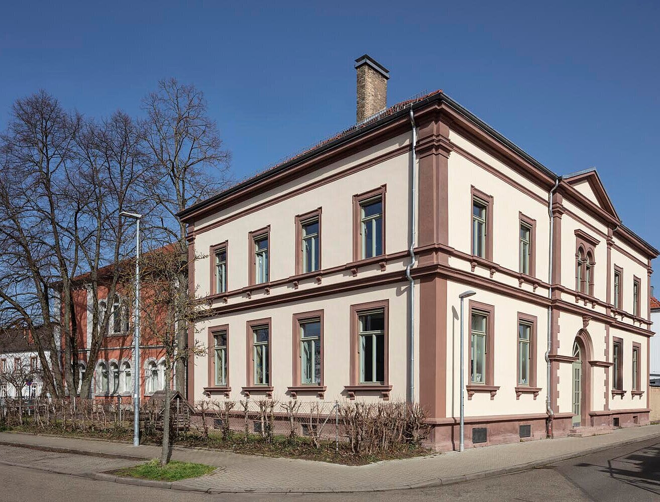Südostansicht der sanierten Sandsteinfassade mit neuen Fenstern und Sonnenschutzmarkisen