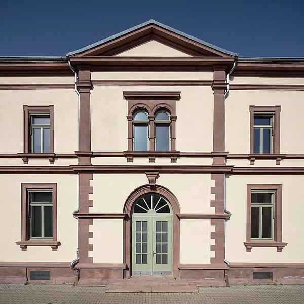 Fassadenansicht des Haupteingangs der Federbachschule