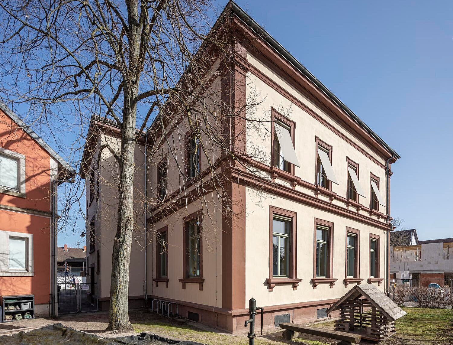 Nordwestansicht der sanierten Sandsteinfassade mit neuen Fenstern