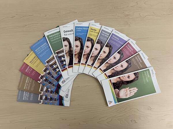 Das Bild zeigt verschiedene Broschüren zum Thema „Gewalt gegen Frauen", die von der Gleichstellungsbeauftragten veröffentlicht wurden. 