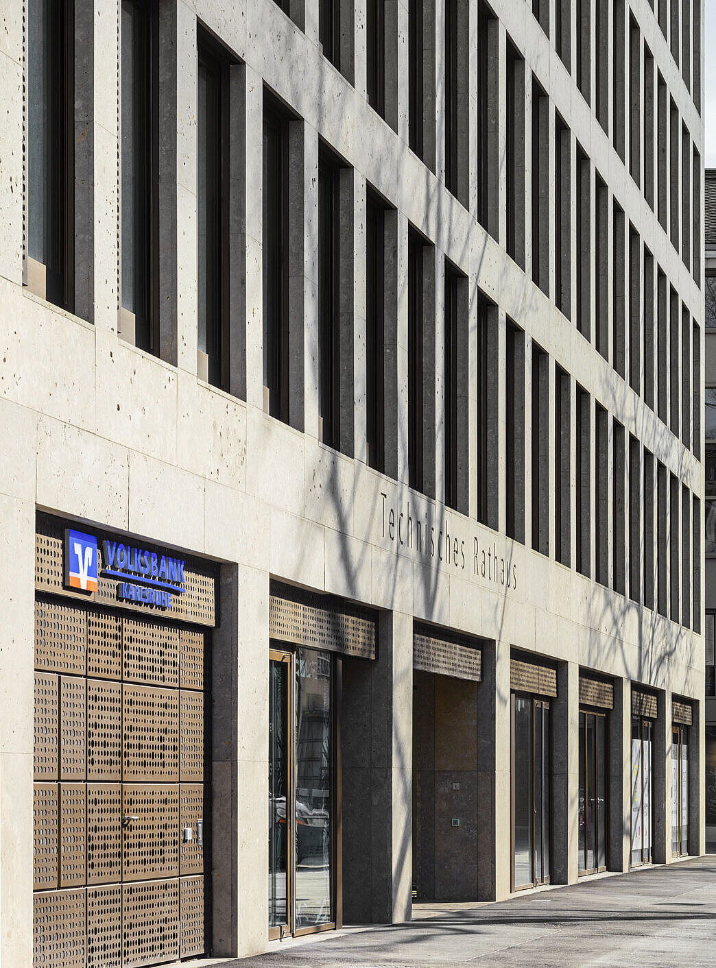 Zu sehen ist ein perspektivischer Abschnitt der Ostfassade mit dem Eingangsbereich.