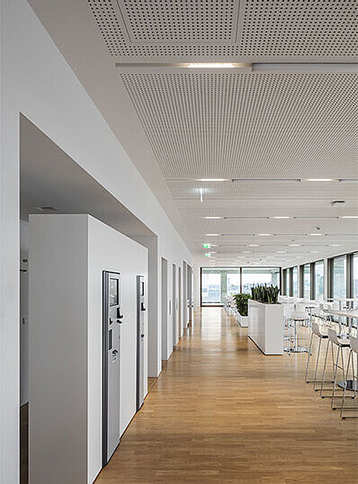 Zu sehen ist der Essbereich und die Aufladestation für die Karten der Karlskantine, ausgestattet mit Holzboden und Akustikdecke.